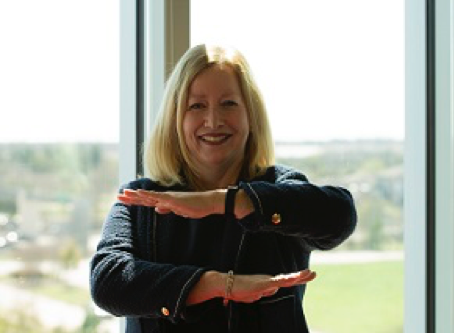Nina Schofield, executive president of HSSEA  尼娜斯科菲尔德,HSSEA的执行总裁